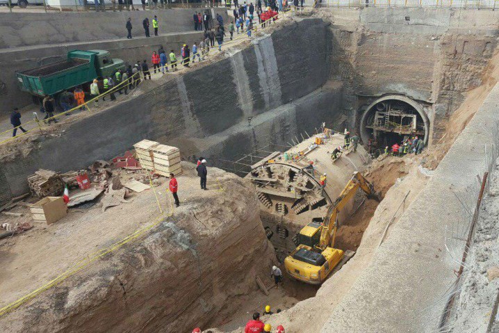 انتقال ۶ مصدوم حادثه ریزش دیوار متروی قم به بیمارستان/ احتمالاً ۳ نفر زیر آوارند