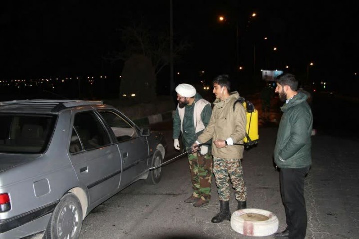 نماینده‌ای که درحال ضدعفونی کردن شهر است/تصاویر