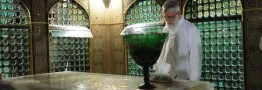 مضجع مطهر امام رضا (ع) با حضور رهبر انقلاب غبارروبی شد