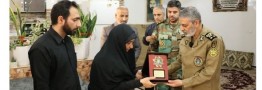 فرمانده کل ارتش به خانواده شهیدان پدافند هوایی نشان فداکاری اعطا کرد
