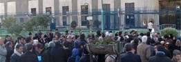 تجمع جمعی از کارکنان پتروشیمی مقابل مجلس/ شعری مقدم: حق با آنهاست