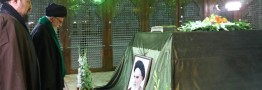 رهبر انقلاب در مرقد بنیانگذار انقلاب اسلامی و گلزار شهدا حضور یافتند